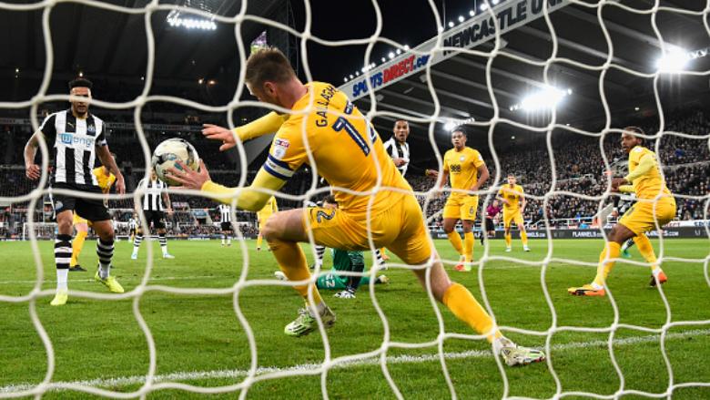 Paul Gallagher (kuning) saat menahan bola dengan tangannya. - INDOSPORT