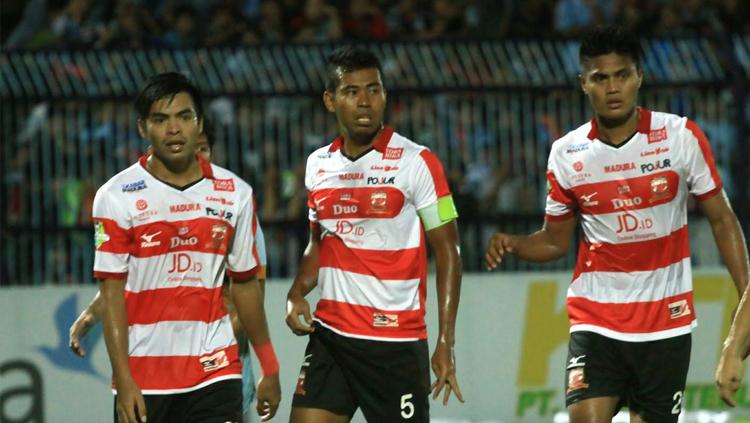 Para pemain Madura United saat menghadapi Persela Lamongan. Copyright: Ian Setiawan/INDOSPORT