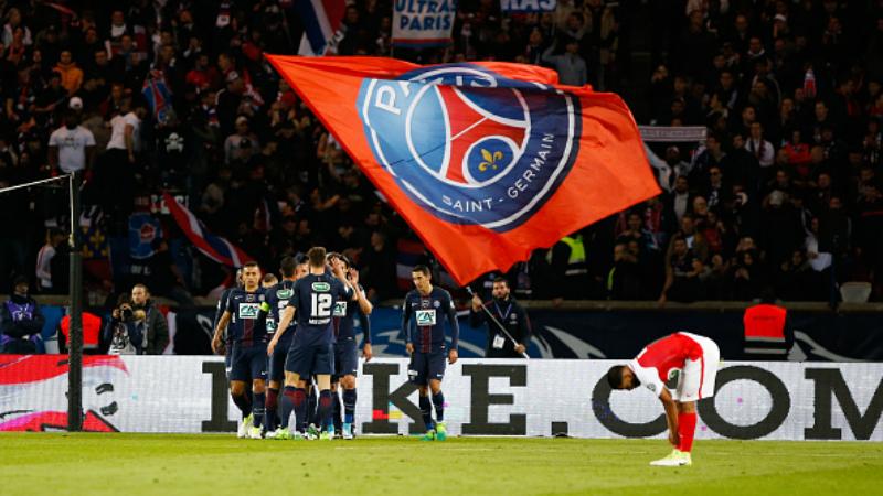 Bendera PSG berkibari di tribun penonton. - INDOSPORT