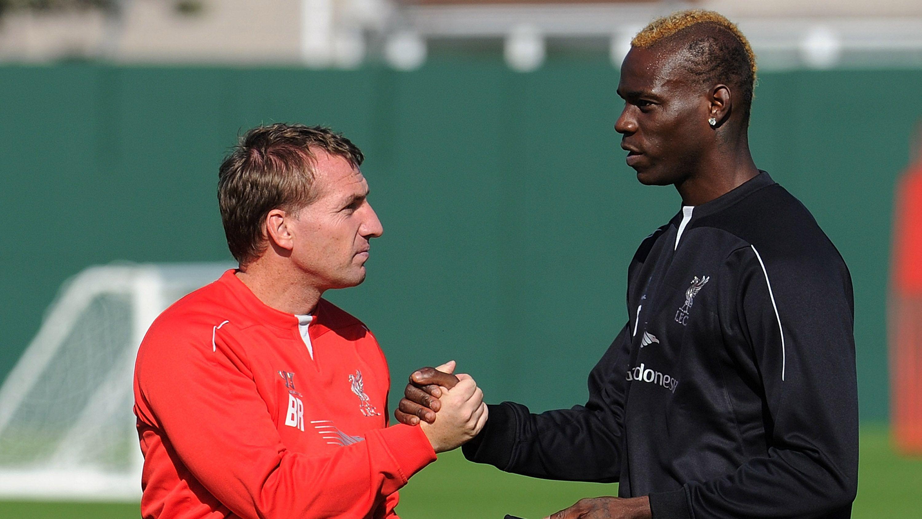Brendan Rodgers (kiri) saat masih bersama dengan Mario Balotelli di Liverpool. - INDOSPORT