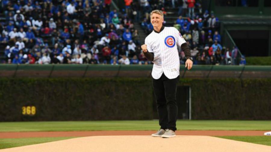 Bastian Schweinsteiger saat melempar bola baseball. - INDOSPORT