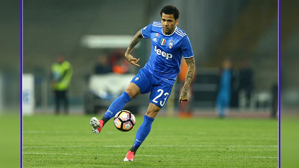 Bek kanan Juventus, Dani Alves. - INDOSPORT