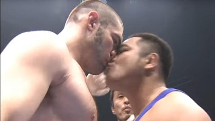 Yoshihiro Nakao (kanan) mencium bibir Heath Herring. - INDOSPORT
