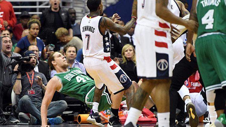 Center Boston Celtics, Kelly Olynyk didorong ke lantai oleh pemain Washington Wizards. - INDOSPORT