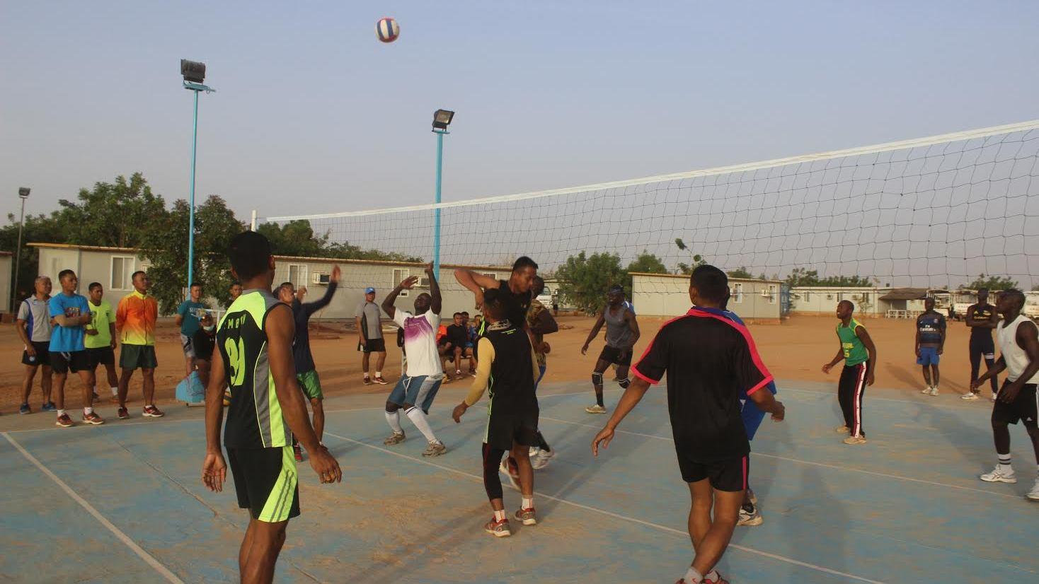 Pertandingan Voli pasukan perdamaian TNI di Sudan, Afrika. - INDOSPORT