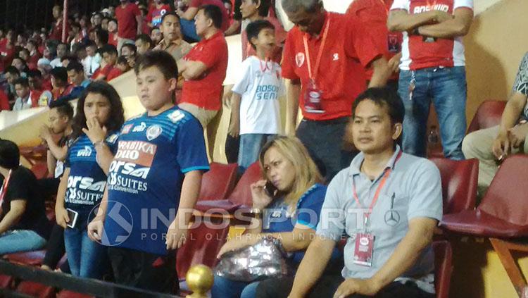 Eva Gonzales membawa serta 2 buah hati saat menyaksikan laga PSM Makassar kontra Arema FC. - INDOSPORT