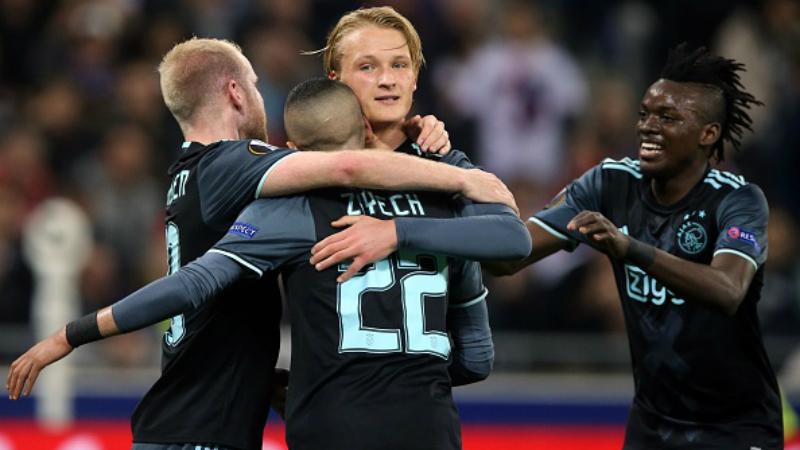 Skuat Ajax merayakan gol Dolberg (tengah) ke gawang Lopes. Copyright: VI-Images / Contributor