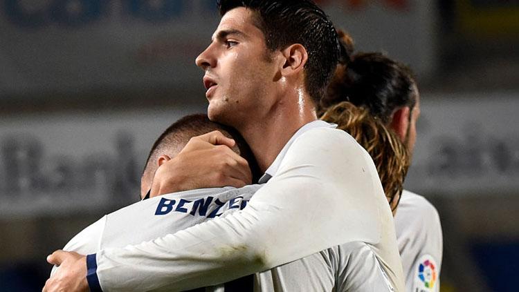Alvaro Morata memeluk Karim Benzema. - INDOSPORT