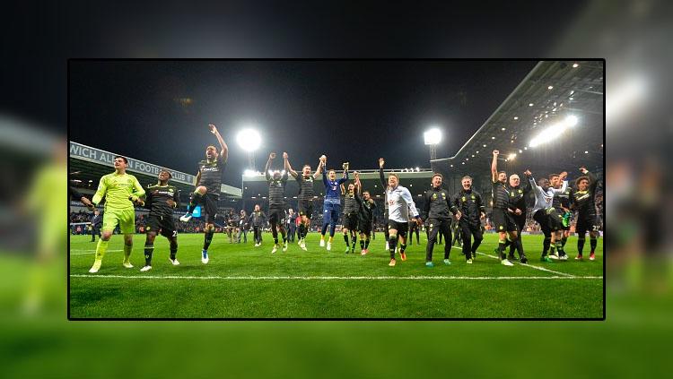 Para pemain Chelsea melakukan selebrasi. - INDOSPORT
