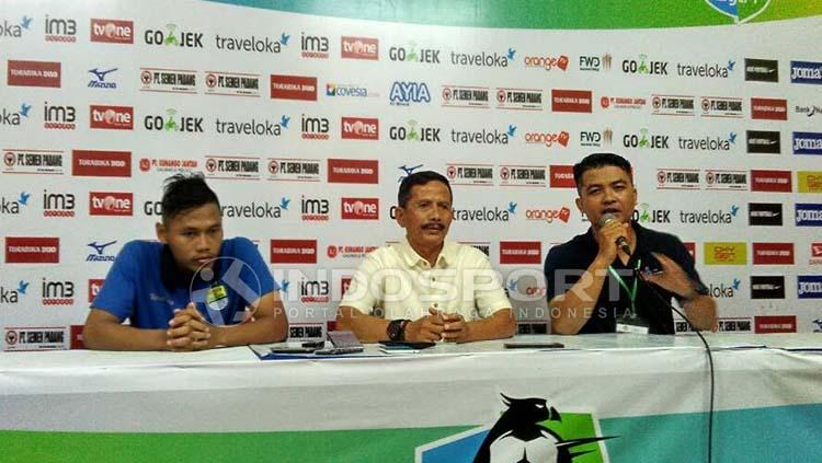 Pelatih Persib Bandung, Djajang Nurdjaman (tengah) saat konferensi pers. - INDOSPORT