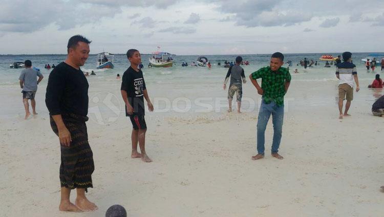 Menpora, Imam Nahrawi bermain sepakbola di pantai Tanjung Bira Kab. Bulukumba Sulawesi Selatan. - INDOSPORT