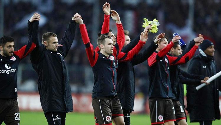 Klub dari Jerman, FC St. Pauli memberikan 1. 000 liter bir secara gratis kepada fans. - INDOSPORT