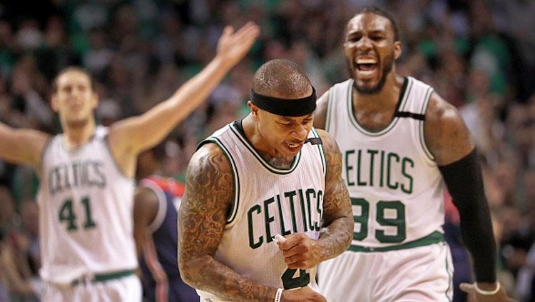 Isaiah Thomas (depan) dan Jae Crowder merayakan kemenangan melawan Washington Wizards. - INDOSPORT