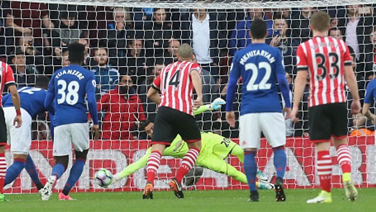 Sergio Romero menjadi pahlawan Manchester United. - INDOSPORT