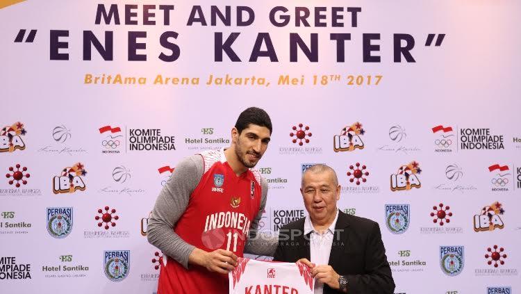 Pebasket NBA asal klub OKC Thunder, Enes Kanter bersama Ketua Umum Perbasi, Danny Kosasih. - INDOSPORT