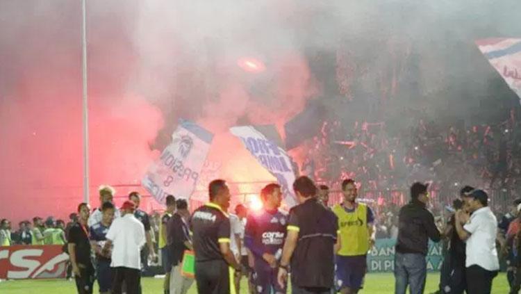 Sejumlah klub didenda Komdis PSSI akibat ulah para pendukungnya. - INDOSPORT