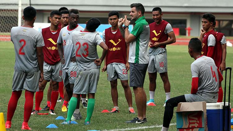 Simon McMenemy saat memimpin latihan Bhayangkara FC. - INDOSPORT