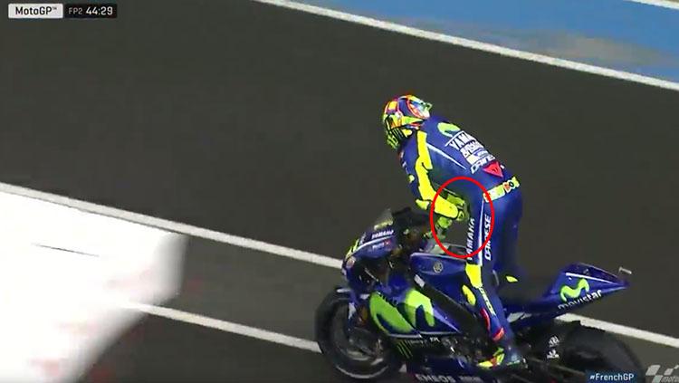 Tindakan lucu Valentino Rossi sebelum memulai sesi latihan bebas kedua MotoGP Prancis. - INDOSPORT