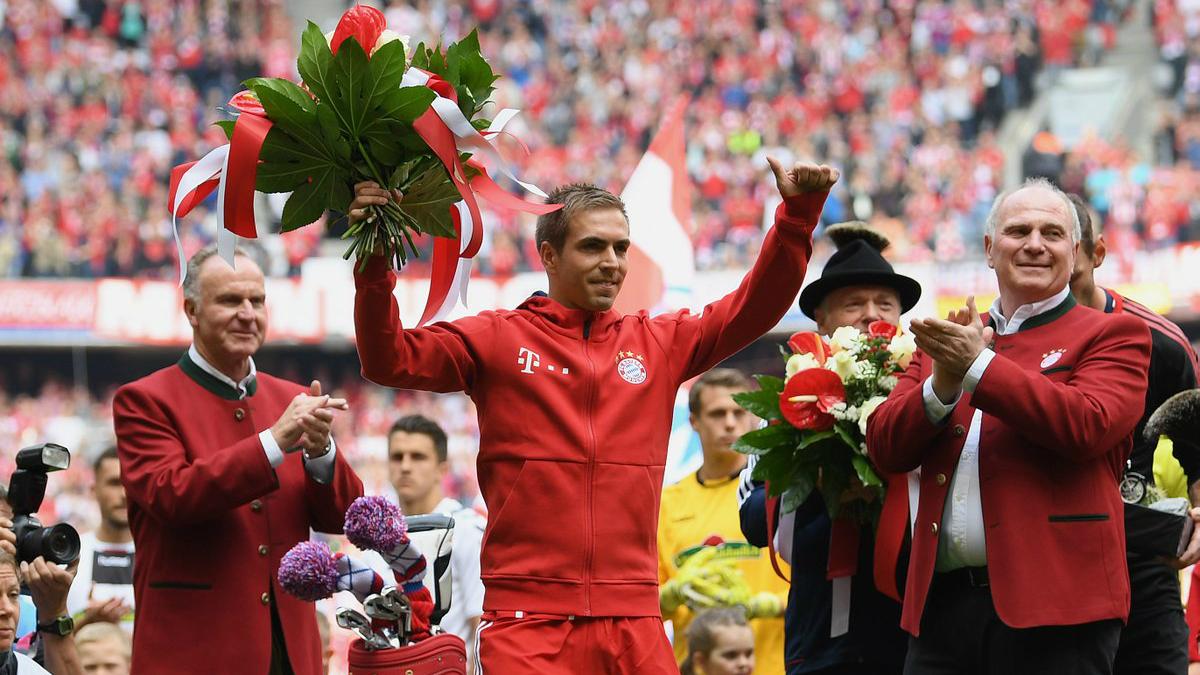 Philipp Lahm saat membawa Bayern Munchen juarai Bundesliga Jerman. - INDOSPORT