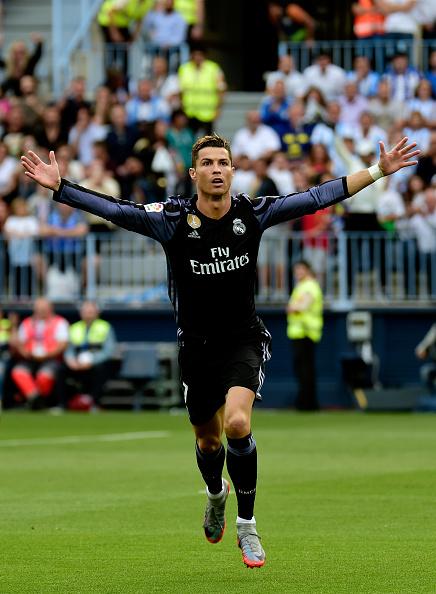Cristiano Ronaldo mencetak gol pertama untuk Real Madrid atas Malaga. Copyright: JOSE JORDAN/AFP/Getty Images