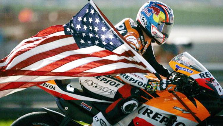 Nicky Hayden selebrasi saat juara MotoGP Valencia pada 2006. - INDOSPORT