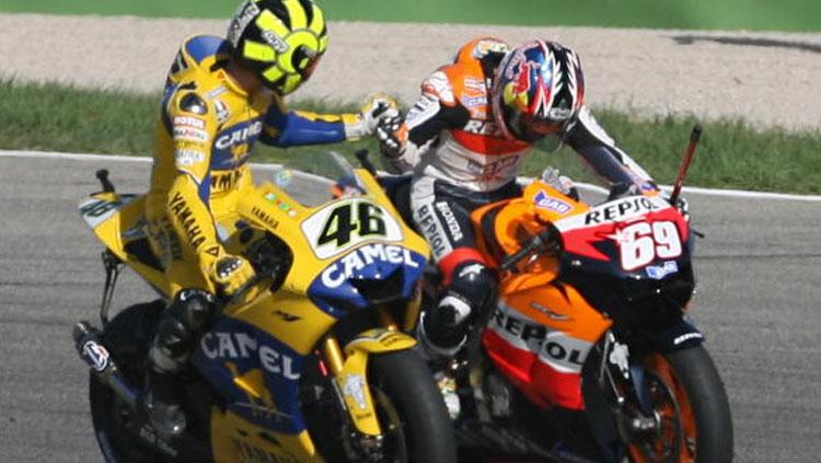 Momen manis Valentino Rossi (kiri) dan Nicky Hayden. - INDOSPORT
