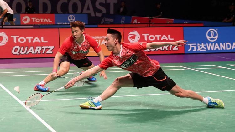 Kevin Sanjaya Sukamuljo/Marcus Fernaldi Gideon berusaha mengembalikan shuttlecock. - INDOSPORT