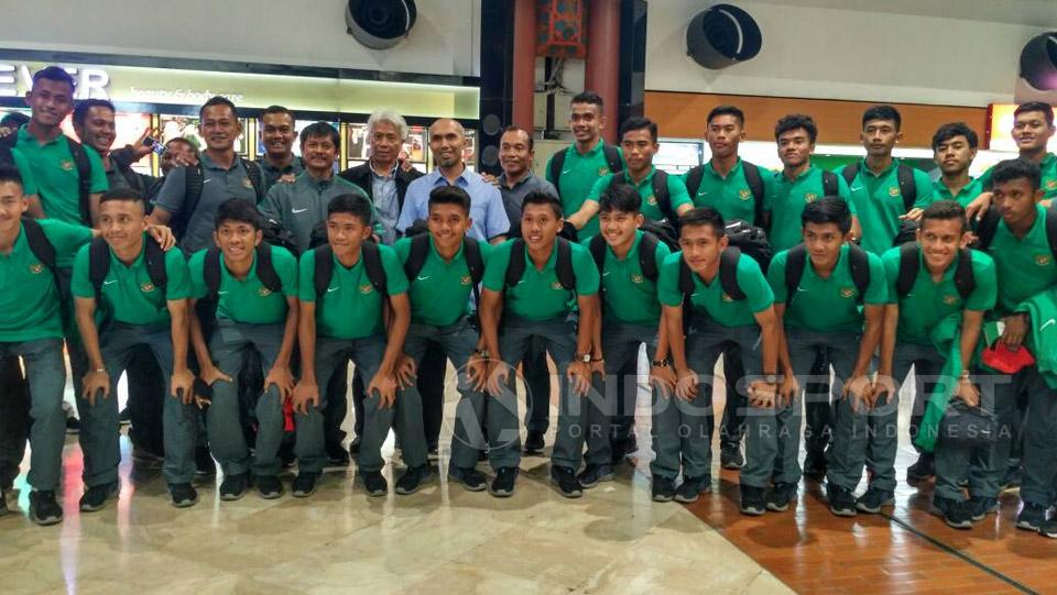 Skuat Timnas U-19 foto bersama sebelum berangkat ke Prancis di Bandara Soekarno-Hatta. - INDOSPORT