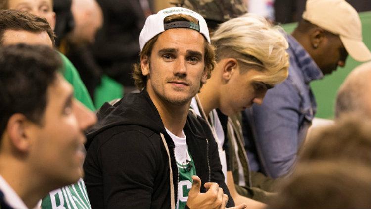 Bintang Atletico Madrid, Antoine Griezmann ketika sedang menonton pertandingan NBA. - INDOSPORT