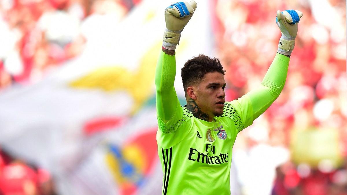Ederson Moraes ketika masih membela Benfica. - INDOSPORT