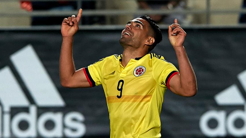 Radamel Falcao melakukan selebrasi pasca mencetak gol ke gawang Pepe Reina. - INDOSPORT
