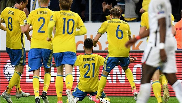 Pemain Swedia merayakan gol. - INDOSPORT
