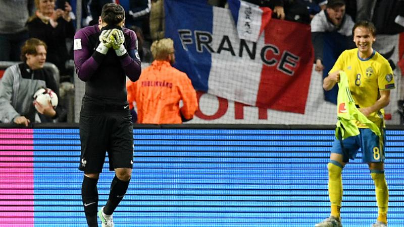 Hugo Lloris tertunduk malu akibat blunder yang ia ciptakan di penghujung pertandingan. - INDOSPORT