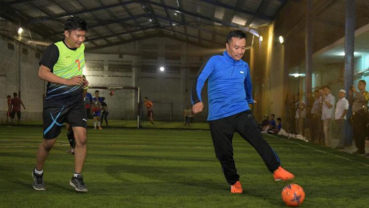 Aksi Menpora saat berusaha melewati hadangan lawannya ketika bermain futsal. - INDOSPORT