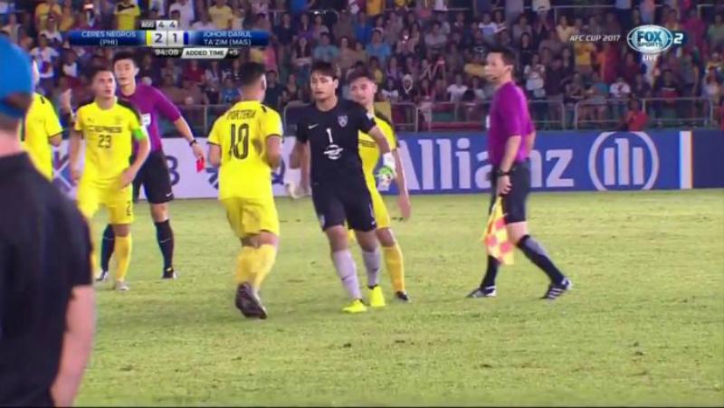 Farizal Marlias (hitam tengah) ketika mengamuk kepada wasit. - INDOSPORT