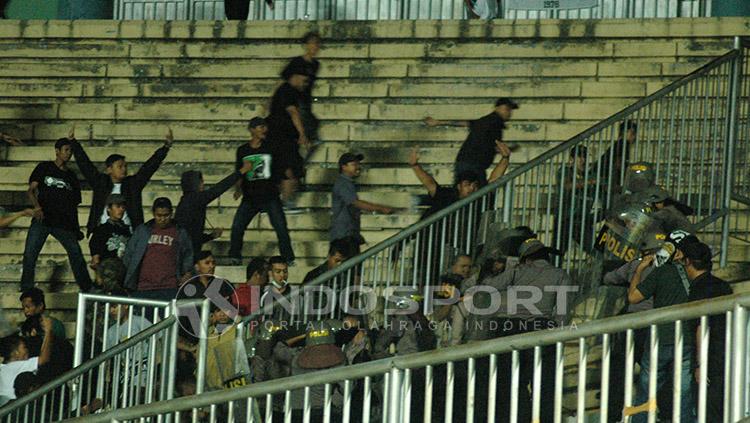 Sejumlah pendukung terlibat saling bentrok dalam laga uji coba antara PSS vs PSIS. - INDOSPORT