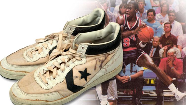 Michael Jordan dan sepatu bekas miliknya. - INDOSPORT