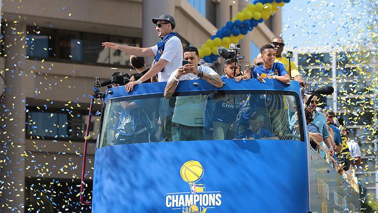 Golden State Warriors melakukan parade perayaan juara NBA 2016/17. - INDOSPORT