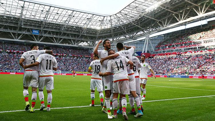 Pemain Meksiko merayakan gol Javier Hernandez. - INDOSPORT