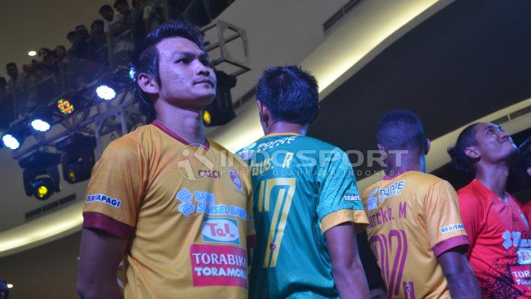 Bek tengah Sriwijaya FC, Bobby Satria (kiri). - INDOSPORT