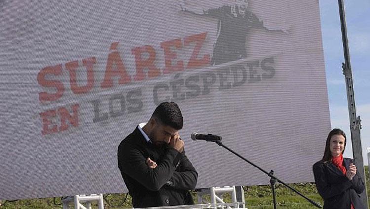 Luis Suarez tampak terharu saat membuka lapangan sepakbola di klub Nacional. - INDOSPORT