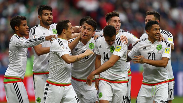 Timnas Meksiko merayakan kemenangan mereka atas tuan rumah Rusia. - INDOSPORT