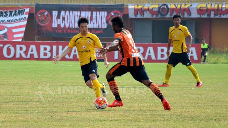 Ko Jae-sung (kiri) saat Semen Padang menghadapi Perseru Serui di Piala Presiden 2017 lalu. - INDOSPORT