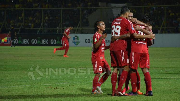 Selebrasi pemain Semen Padang. - INDOSPORT