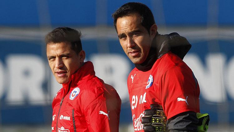 Claudio Bravo dan Alexis Sanchez saat membela Timnas Chile. - INDOSPORT