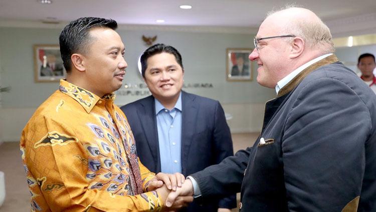 Imam Nahrawi menyambut kedatangan perwakilan FIBA. - INDOSPORT