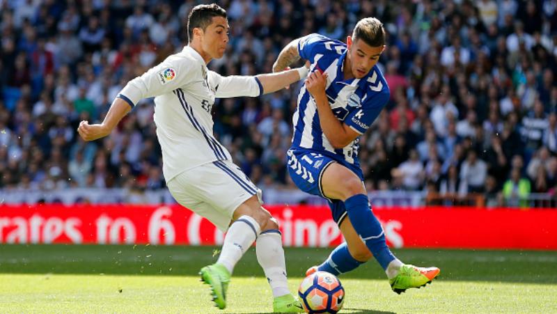 Theo Hernandez ketika berduel dengan Cristiano Ronaldo. - INDOSPORT