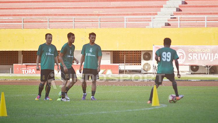 Pemain Sriwijaya FC saat jalani latihan. - INDOSPORT