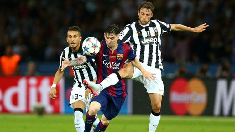 Claudio Marchisio saat berduel dengan Lionel Messi - INDOSPORT