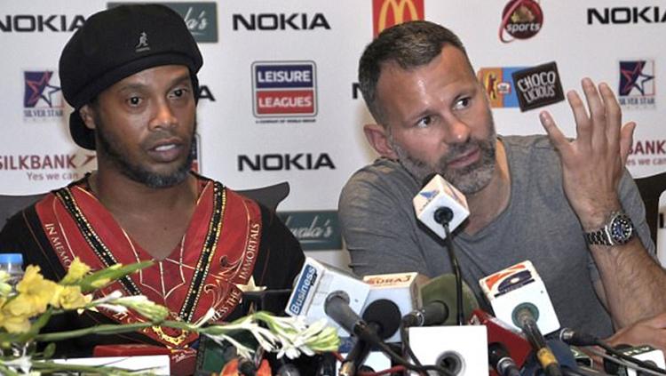 Ryan Giggs dan Ronaldinho saat meladeni pertanyaan awak media usai laga di Pakistan. - INDOSPORT